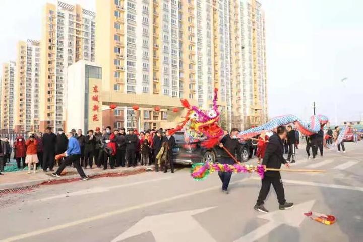 点击打开原图 2021年元宵节高新东区界沟河村龙灯会在东城新苑举行