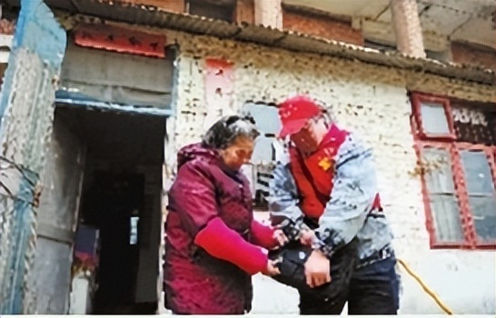 “我们没有忘记你!”长沙爱心市民慰问金牌义工王富成