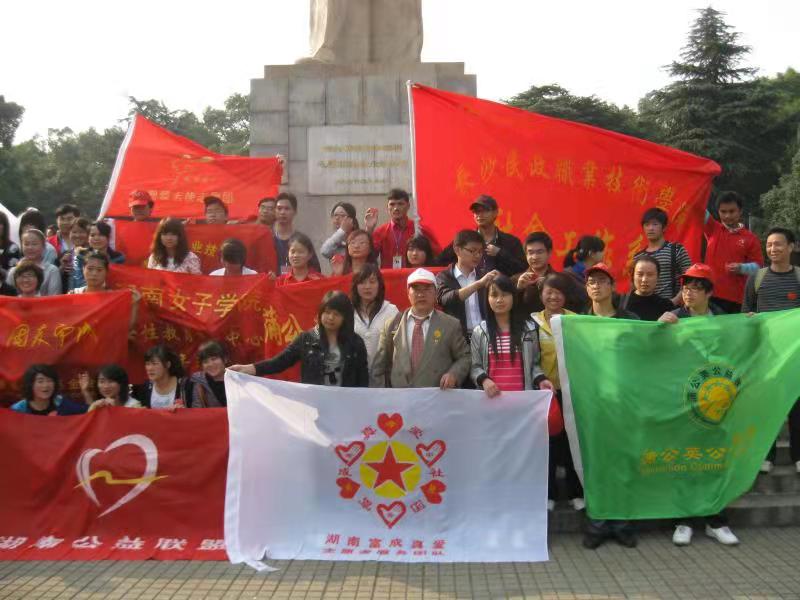 “我们没有忘记你!”长沙爱心市民慰问金牌义工王富成