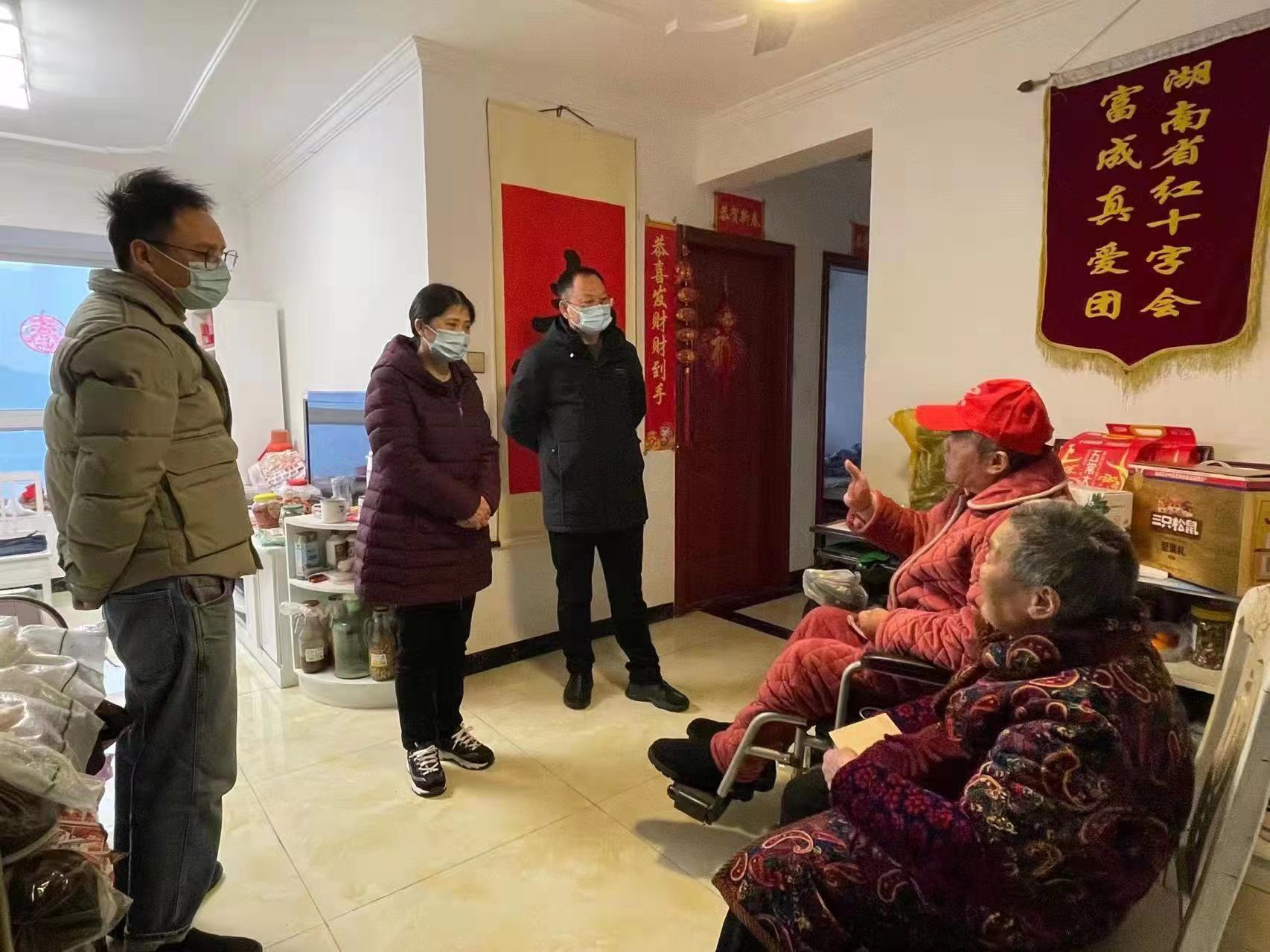 “我们没有忘记你!”长沙爱心市民慰问金牌义工王富成