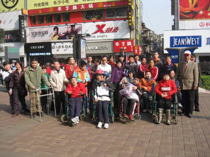 “我们没有忘记你!”长沙爱心市民慰问金牌义工王富成