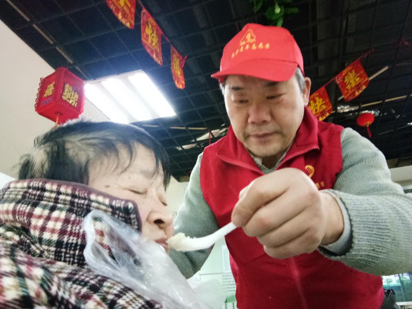 “我们没有忘记你!”长沙爱心市民慰问金牌义工王富成