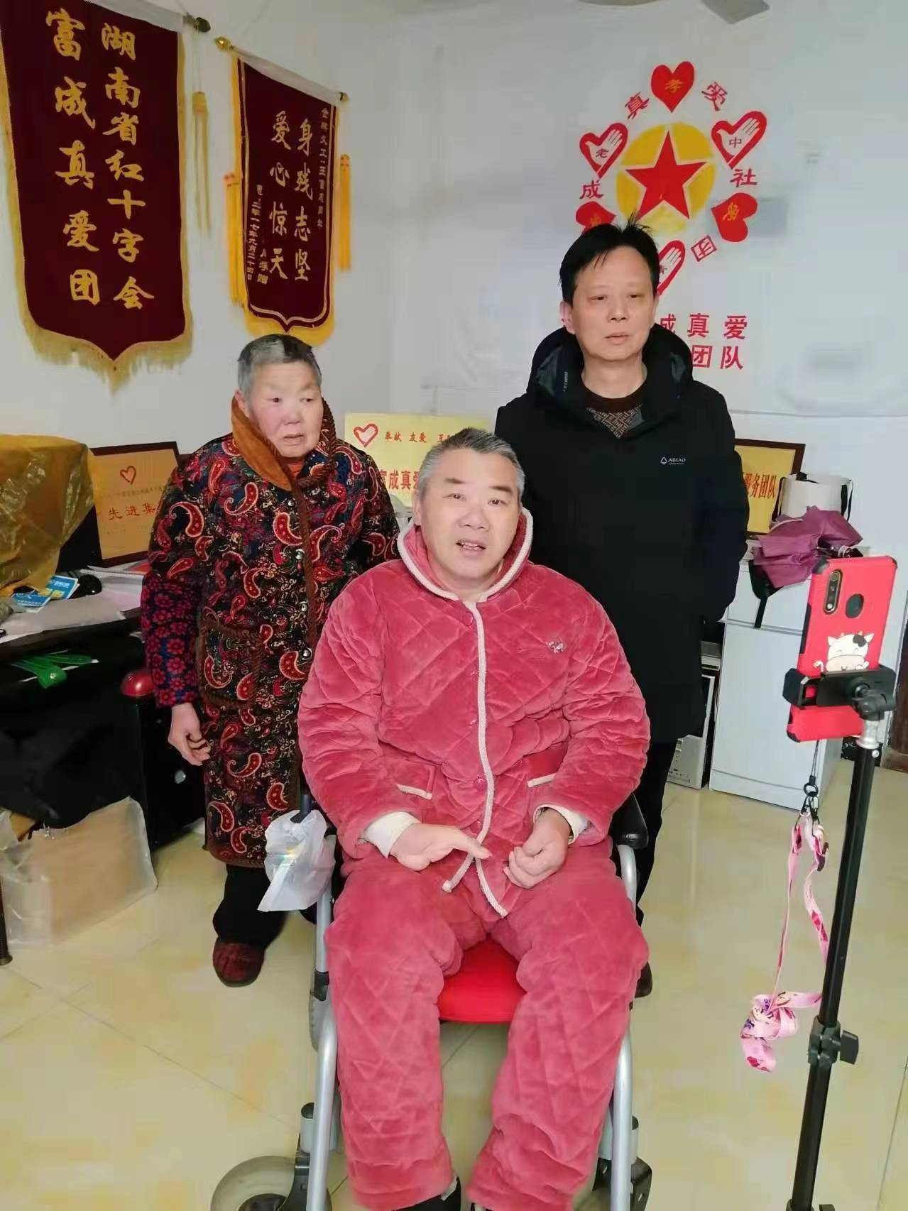 “我们没有忘记你!”长沙爱心市民慰问金牌义工王富成
