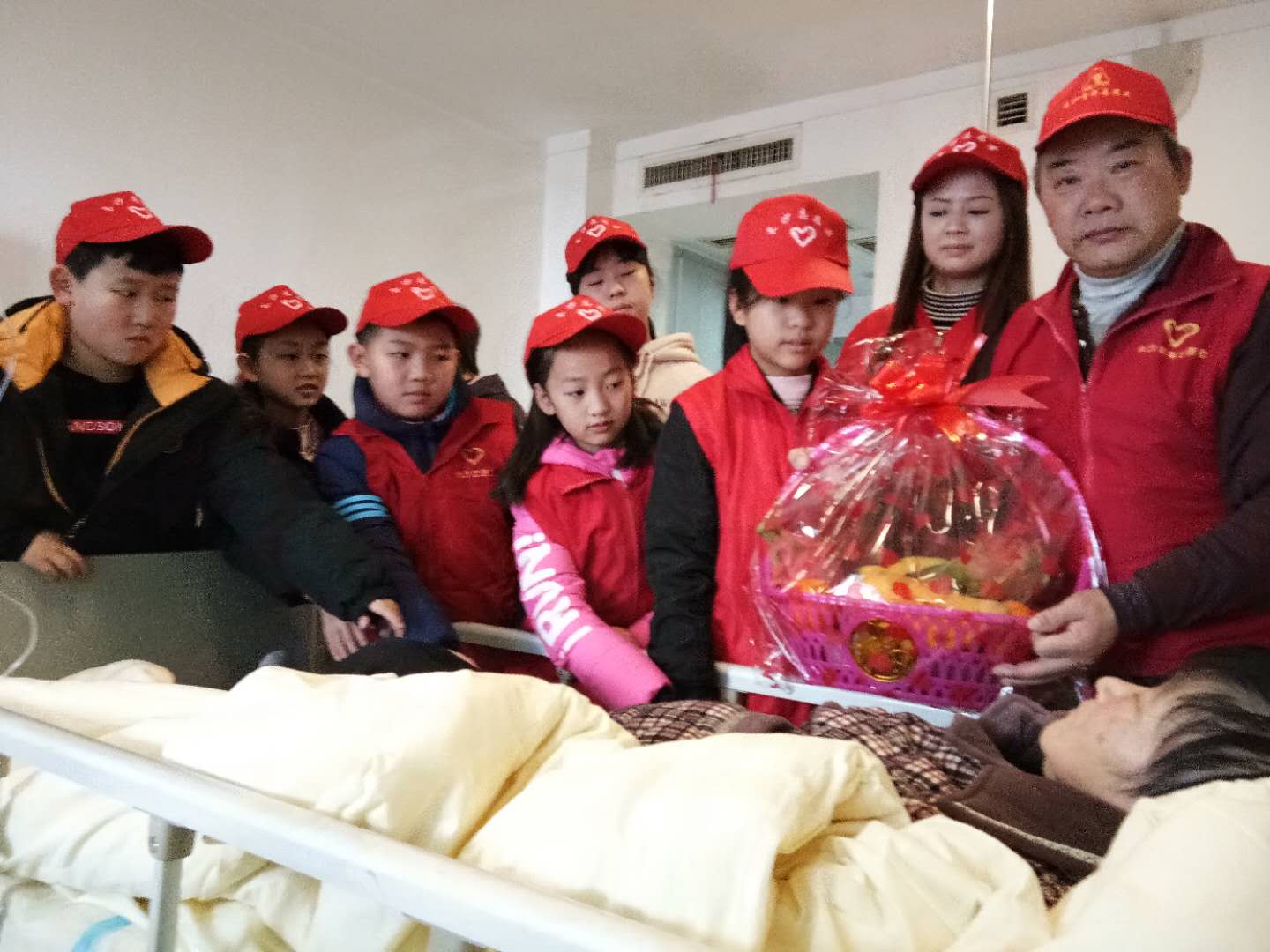 “我们没有忘记你!”长沙爱心市民慰问金牌义工王富成