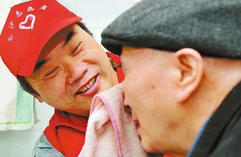“我们没有忘记你!”长沙爱心市民慰问金牌义工王富成