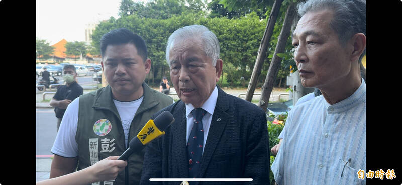 前国策顾问秦嘉鸿(中)得知清水所长刘宗鑫不幸,顾念他对新北土城等地治安付出,以自身益州集团名义捐助,会同家登精密工业公司董事长邱铭干、捷流阀业公司(土城警友会副主任)董事长杨大中(右)等企业家合捐150万元善款,由新北市议员彭一书陪同,代表企业界将善款致赠家属安家,希望发挥抛砖引玉,让更多企业、大众帮助刘宗鑫家属。(记者吴仁捷摄) 前国策顾问秦嘉鸿(中)得知清水所长刘宗鑫不幸,顾念他对新北土城等地治安付出,以自身益州集团名义捐助,会同家登精密工业公司董事长邱铭干、捷流阀业公司(土城警友会副主任)董事长杨大中(右)等企业家合捐150万元善款,由新北市议员彭一书陪同,代表企业界将善款致赠家属安家,希望发挥抛砖引玉,让更多企业、大众帮助刘宗鑫家属。(记者吴仁捷摄)