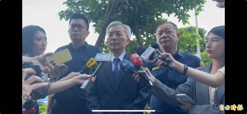 警政署长张荣兴(中)今天下午到殉职所长刘宗鑫灵堂致哀、慰问家属,表示相当不舍,将从优抚恤,加速推动中央修法,加重吸食依托咪酯新兴毒品刑责;新北市警察局长廖训诚(右一)、土城分局长陈建龙均陪同。(记者吴仁捷摄) 警政署长张荣兴(中)今天下午到殉职所长刘宗鑫灵堂致哀、慰问家属,表示相当不舍,将从优抚恤,加速推动中央修法,加重吸食依托咪酯新兴毒品刑责;新北市警察局长廖训诚(右一)、土城分局长陈建龙均陪同。(记者吴仁捷摄)