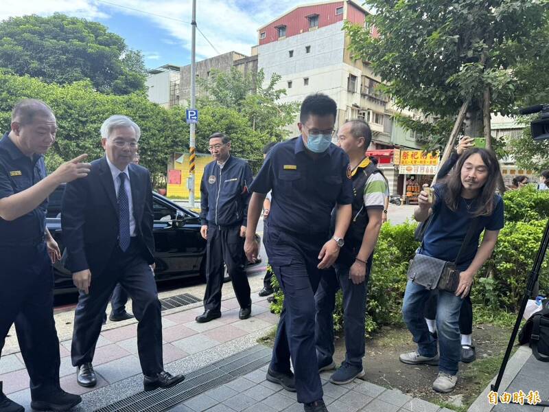 警政署长张荣兴(中)今天下午到殉职所长刘宗鑫灵堂致哀、慰问家属,表示相当不舍,将从优抚恤,加速推动中央修法,加重吸食依托咪酯新兴毒品刑责;新北市警察局长廖训诚(右一)、土城分局长陈建龙均陪同。(记者吴仁捷摄) 警政署长张荣兴(中)今天下午到殉职所长刘宗鑫灵堂致哀、慰问家属,表示相当不舍,将从优抚恤,加速推动中央修法,加重吸食依托咪酯新兴毒品刑责;新北市警察局长廖训诚(右一)、土城分局长陈建龙均陪同。(记者吴仁捷摄)