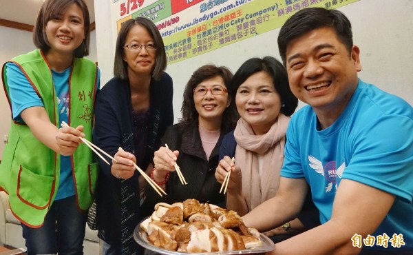 立委张丽善(右二)、周陈秀霞(右三)与创世基金会工作伙伴及台湾鸡腿王负责人,20日在立法院举办2016龙五公益路跑记者会,强调只要跑完全程,就可以带一只美味玫瑰全鸡回家,呼吁民众踊跃参加,为创世基金会筹募经费。(记者刘信德摄) 立委张丽善(右二)、周陈秀霞(右三)与创世基金会工作伙伴及台湾鸡腿王负责人,20日在立法院举办2016龙五公益路跑记者会,强调只要跑完全程,就可以带一只美味玫瑰全鸡回家,呼吁民众踊跃参加,为创世基金会筹募经费。(记者刘信德摄)