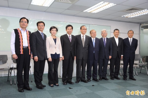 林全公布另一波内阁名单,由左至右分别为原住民主任委员 夷将‧拔路儿(左一)、故宫博物院院长林正仪(左二)、文化部长郑丽君(左三)、教育部长潘文忠(左四)、林全(中)、主计长朱泽民(右四)、人事总长施能杰(右三)、客委会主委李永得(右二)、侨委会委员长吴新兴(右一)(记者刘信德摄) 林全公布另一波内阁名单,由左至右分别为原住民主任委员 夷将‧拔路儿(左一)、故宫博物院院长林正仪(左二)、文化部长郑丽君(左三)、教育部长潘文忠(左四)、林全(中)、主计长朱泽民(右四)、人事总长施能杰(右三)、客委会主委李永得(右二)、侨委会委员长吴新兴(右一)(记者刘信德摄)
