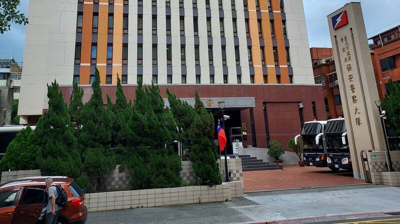 台北市保大颜姓小队长日前与同单位2名警官,在新北市芦洲某海鲜餐厅餐叙饮酒结束后,颜员被辖区警方拦查拒绝酒测,遭将吊销驾照并罚18万,台北市保大今回应,事发后已将颜员记一大过处分调离主管职,同桌2人则依规定记申诫。(记者陆运锋翻摄) 台北市保大颜姓小队长日前与同单位2名警官,在新北市芦洲某海鲜餐厅餐叙饮酒结束后,颜员被辖区警方拦查拒绝酒测,遭将吊销驾照并罚18万,台北市保大今回应,事发后已将颜员记一大过处分调离主管职,同桌2人则依规定记申诫。(记者陆运锋翻摄)