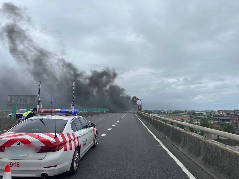 警消前往救援,因现场燃烧浓烟过大影响视线,警方暂时封闭北向全线约5分钟后,开放内侧车道通行。(警方提供) 警消前往救援,因现场燃烧浓烟过大影响视线,警方暂时封闭北向全线约5分钟后,开放内侧车道通行。(警方提供)