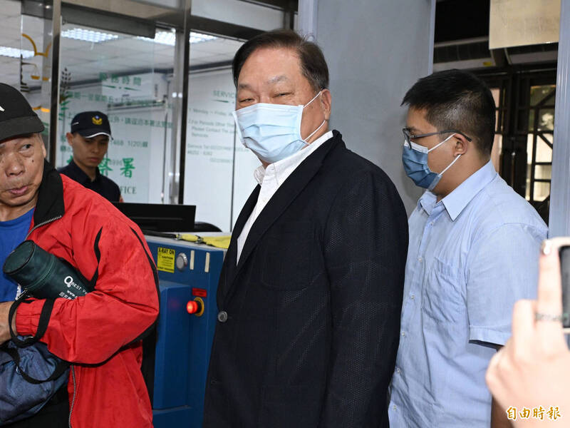 东森集团总裁王令麟移送北检复讯。(记者陈逸宽摄) 东森集团总裁王令麟移送北检复讯。(记者陈逸宽摄)