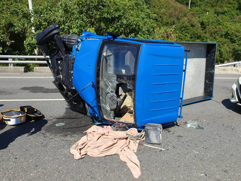 小货车翻车,警消救出驾驶。(民众提供) 小货车翻车,警消救出驾驶。(民众提供)
