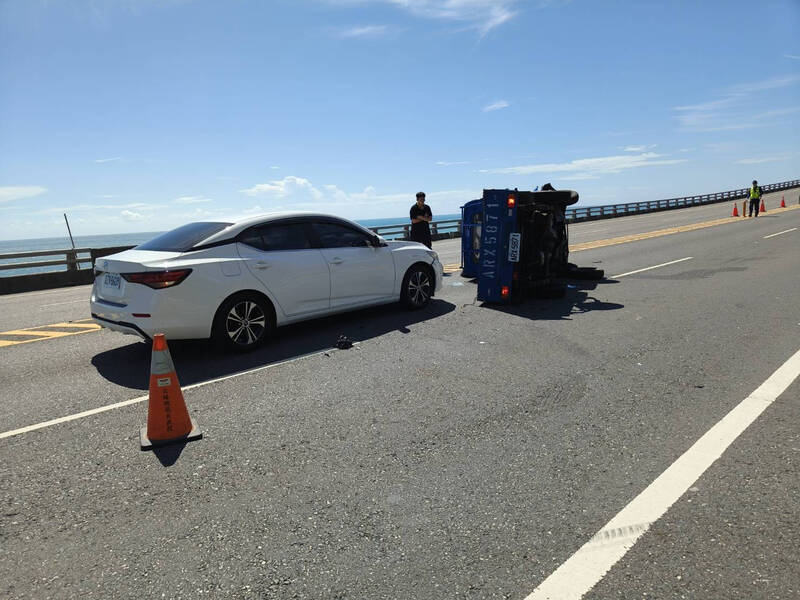 小货车翻车,警消救出驾驶。(民众提供) 小货车翻车,警消救出驾驶。(民众提供)