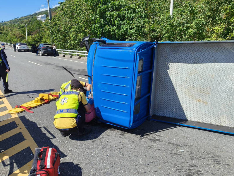 小货车翻车,警消救出驾驶。(民众提供) 小货车翻车,警消救出驾驶。(民众提供)