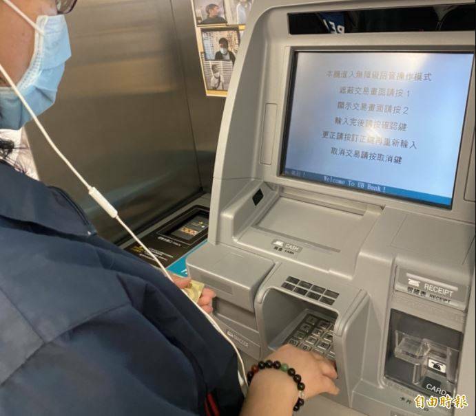 转帐便利性提高,若不慎输错帐号而汇错款,目前仅能请求银行协助联络受款人退回,然而实际上,银行仅作形式上的通知,于诈骗猖獗的社会氛围下,受款人谨慎反应却招致不白之冤。示意图。 (资料照) 转帐便利性提高,若不慎输错帐号而汇错款,目前仅能请求银行协助联络受款人退回,然而实际上,银行仅作形式上的通知,于诈骗猖獗的社会氛围下,受款人谨慎反应却招致不白之冤。示意图。 (资料照)