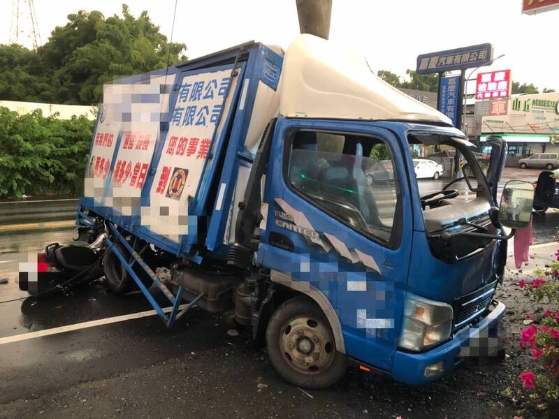 台18线(阿里山公路)22.5公里处发生小货车自撞电线杆死亡车祸。(中埔警分局提供) 台18线(阿里山公路)22.5公里处发生小货车自撞电线杆死亡车祸。(中埔警分局提供)