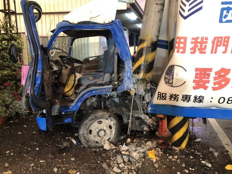 台18线(阿里山公路)22.5公里嘉义县中埔乡路段发生小货车自撞电线杆死亡车祸。(嘉义县消防局提供) 台18线(阿里山公路)22.5公里嘉义县中埔乡路段发生小货车自撞电线杆死亡车祸。(嘉义县消防局提供)