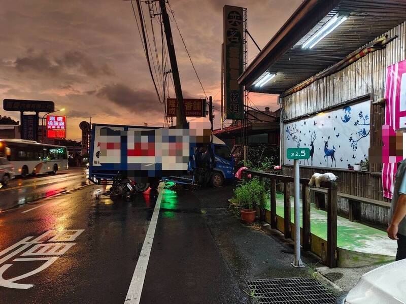 台18线(阿里山公路)22.5公里处发生小货车自撞电线杆死亡车祸。(嘉义县消防局提供) 台18线(阿里山公路)22.5公里处发生小货车自撞电线杆死亡车祸。(嘉义县消防局提供)