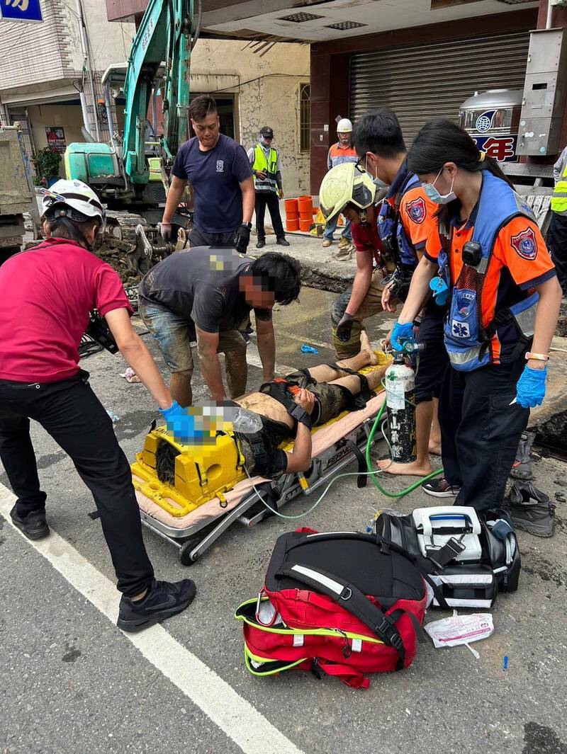 新营区民治路污水下水道工程今传坍方,1名越南籍工人受困,警消协助脱困后送医救治,幸无大碍。(民众提供) 新营区民治路污水下水道工程今传坍方,1名越南籍工人受困,警消协助脱困后送医救治,幸无大碍。(民众提供)