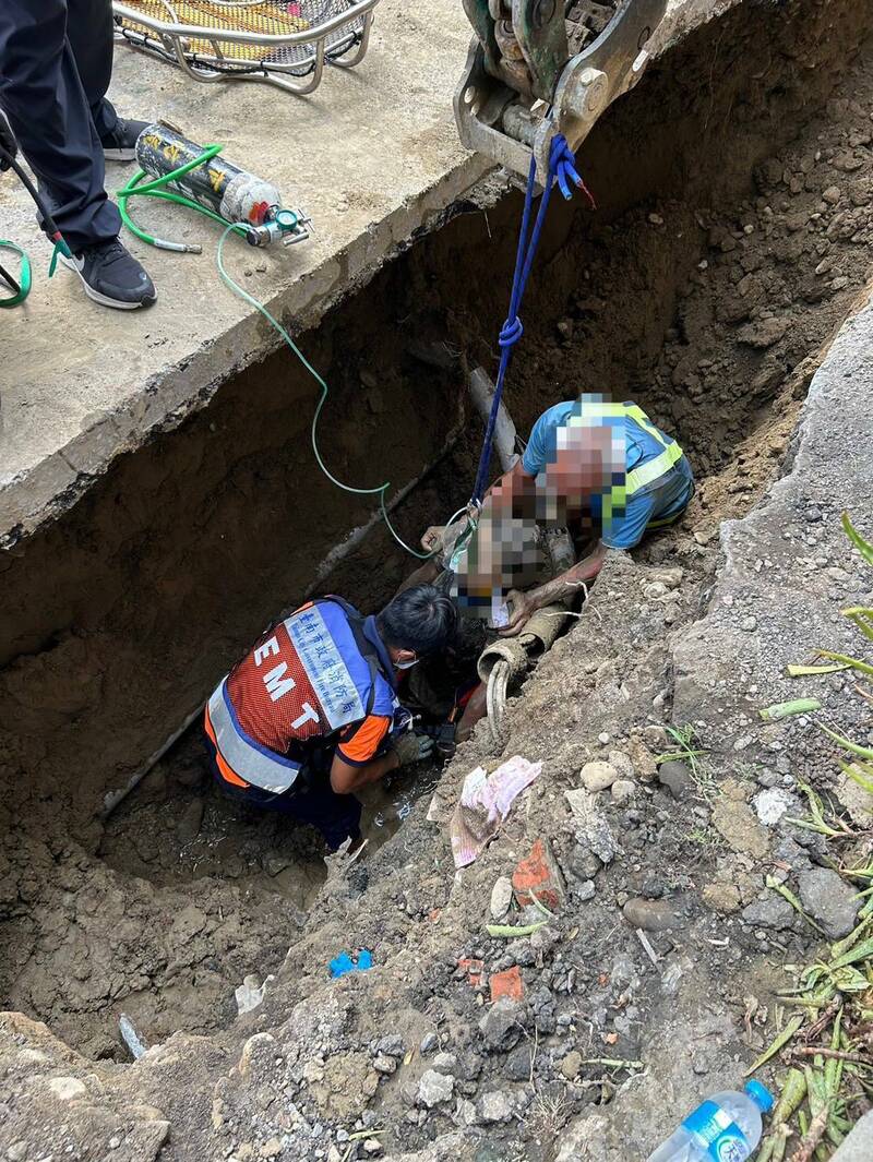 新营区民治路污水下水道工程今传坍方,1名越南籍工人受困,警消协助脱困后送医救治,幸无大碍。(民众提供) 新营区民治路污水下水道工程今传坍方,1名越南籍工人受困,警消协助脱困后送医救治,幸无大碍。(民众提供)