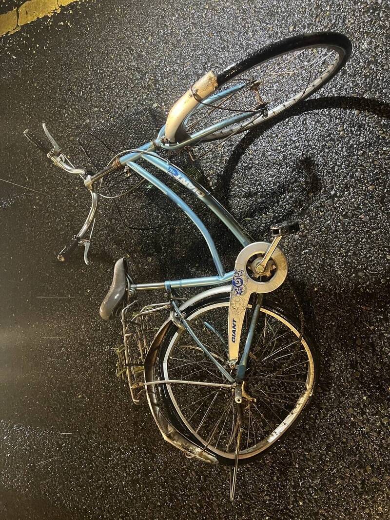 郑翁的脚踏车扭曲变形。(记者刘庆侯翻摄) 郑翁的脚踏车扭曲变形。(记者刘庆侯翻摄)