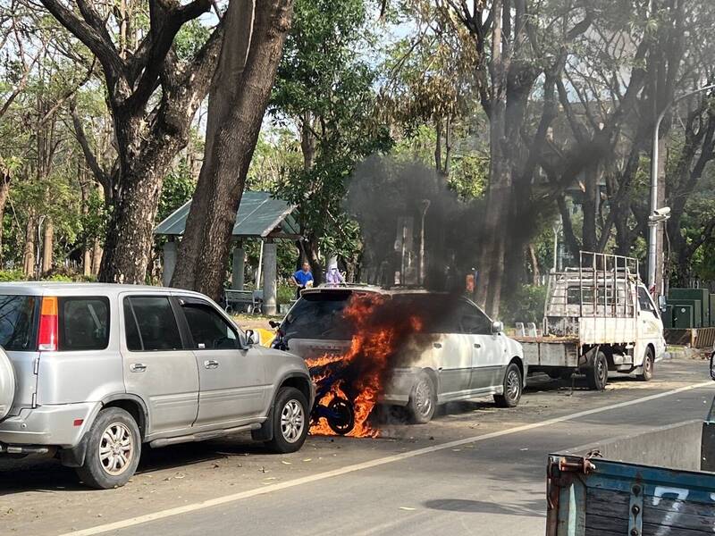 高雄盐埕区大安街1辆电动二轮车3天前故障停放于路旁,今早突然起火并波及2辆汽车。(民众提供) 高雄盐埕区大安街1辆电动二轮车3天前故障停放于路旁,今早突然起火并波及2辆汽车。(民众提供)