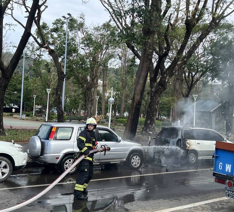消防人员获报到场迅速将火势扑灭。(民众提供) 消防人员获报到场迅速将火势扑灭。(民众提供)