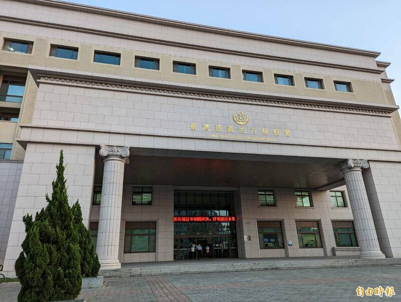 嘉义地检署昨指挥调查局干员搜索嘉市卫生局。(资料照) 嘉义地检署昨指挥调查局干员搜索嘉市卫生局。(资料照)
