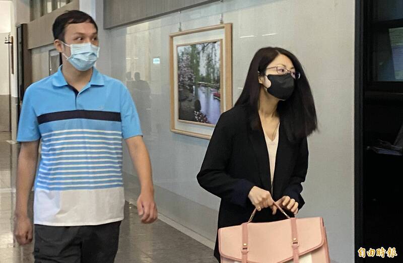 夏姓男子(左)被控和赖姓高中生假结婚,因一审被判1年6个月上诉二审今天开庭,一样穿著同一件水蓝色条纹「战袍」出庭。(记者陈建志摄) 夏姓男子(左)被控和赖姓高中生假结婚,因一审被判1年6个月上诉二审今天开庭,一样穿著同一件水蓝色条纹「战袍」出庭。(记者陈建志摄)