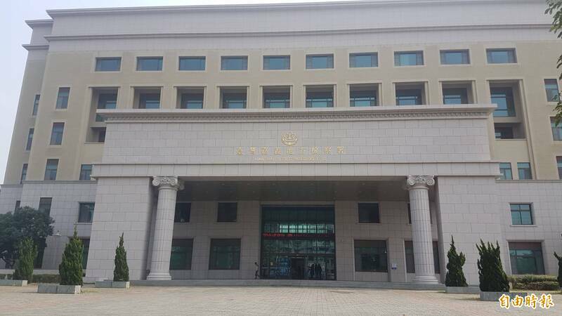 嘉义地检署今天指挥调查局干员搜索嘉市卫生局疑涉贪渎案。(记者丁伟杰摄) 嘉义地检署今天指挥调查局干员搜索嘉市卫生局疑涉贪渎案。(记者丁伟杰摄)