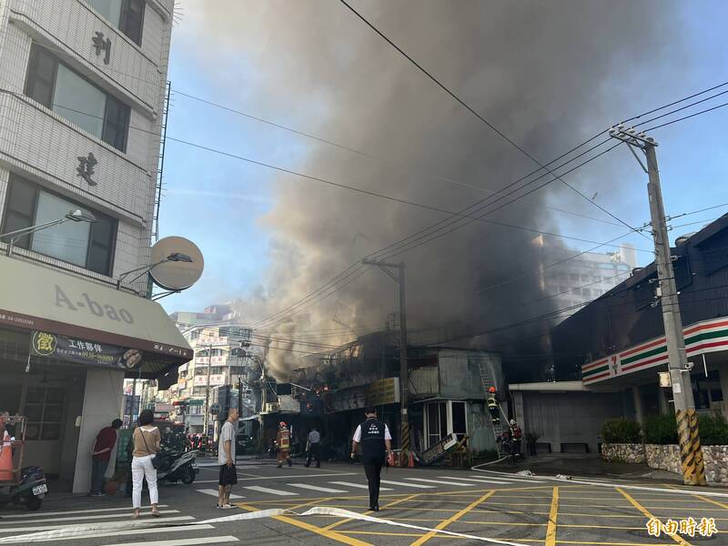 台中逢甲商圈今天下午传出火警。(记者廖耀东摄) 台中逢甲商圈今天下午传出火警。(记者廖耀东摄)
