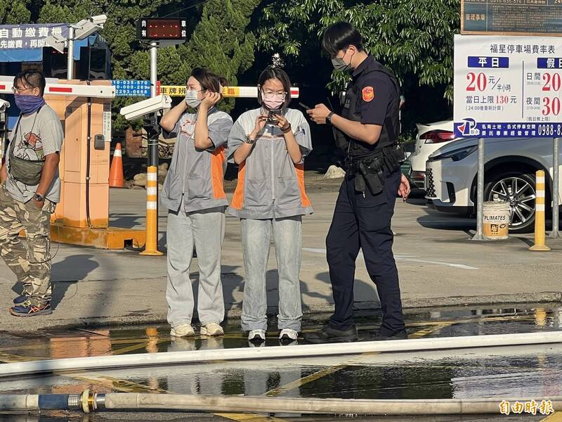 延烧至便利超商的店员,被警方拦著讯问。(记者廖耀东摄) 延烧至便利超商的店员,被警方拦著讯问。(记者廖耀东摄)
