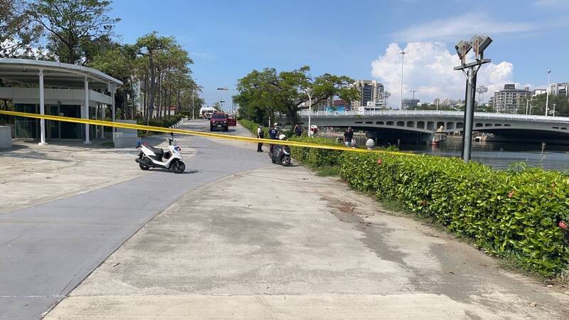 高雄爱河河西路近中正路段,今天中午传出有妇人落水,被救起时已无生命迹象。(图由民众提供) 高雄爱河河西路近中正路段,今天中午传出有妇人落水,被救起时已无生命迹象。(图由民众提供)