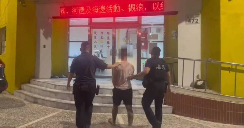高雄KTV爆冲突,兄弟档受伤溅血,警方将陈弟上铐逮捕,依社维法裁处。(读者提供) 高雄KTV爆冲突,兄弟档受伤溅血,警方将陈弟上铐逮捕,依社维法裁处。(读者提供)