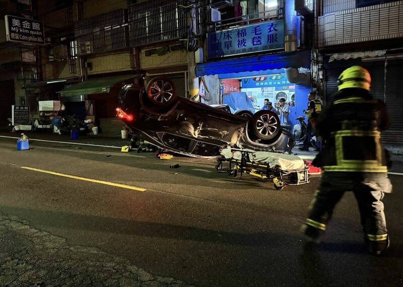 台中市高姓男子酒驾肇事,连撞8辆停在路边的汽机车,自己也翻车受伤。(记者陈建志翻摄) 台中市高姓男子酒驾肇事,连撞8辆停在路边的汽机车,自己也翻车受伤。(记者陈建志翻摄)