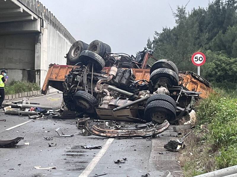 一辆砂石车从高架桥上翻落到平面道路,事故原因尚在调查中。(新竹县消防局提供) 一辆砂石车从高架桥上翻落到平面道路,事故原因尚在调查中。(新竹县消防局提供)