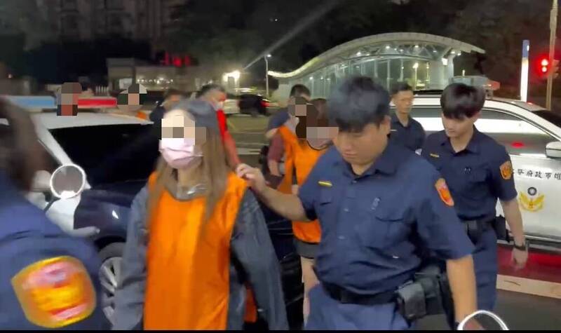 警方将美容会馆内5男4女全数带回侦办。(民众提供) 警方将美容会馆内5男4女全数带回侦办。(民众提供)