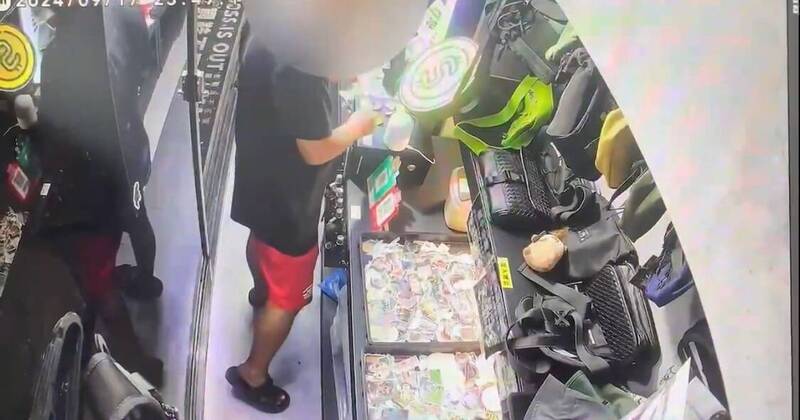 钟嫌侵入店内行窃。(记者刘庆侯翻摄) 钟嫌侵入店内行窃。(记者刘庆侯翻摄)