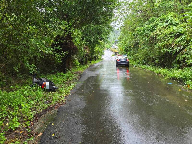 新北市吴姓妇人今天上午骑机车行经中和兴南路三段时,疑因天雨路滑加上道路陡峭摔车,一度失去呼吸心跳送医抢救。(记者陆运锋翻摄) 新北市吴姓妇人今天上午骑机车行经中和兴南路三段时,疑因天雨路滑加上道路陡峭摔车,一度失去呼吸心跳送医抢救。(记者陆运锋翻摄)