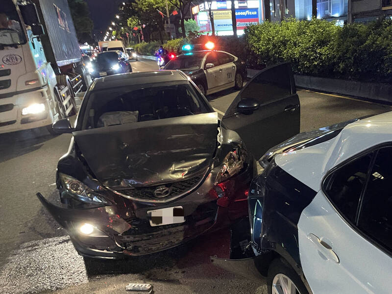 高男毒驾行驶桃园市中坜区台1线中华路上,从后方撞击警车,导致警车追撞前方2辆汽车。(民众提供) 高男毒驾行驶桃园市中坜区台1线中华路上,从后方撞击警车,导致警车追撞前方2辆汽车。(民众提供)