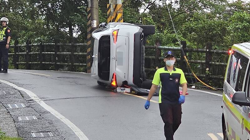 陈女酒驾擦撞护栏,车体90度翻覆。(记者吴升儒翻摄) 陈女酒驾擦撞护栏,车体90度翻覆。(记者吴升儒翻摄)