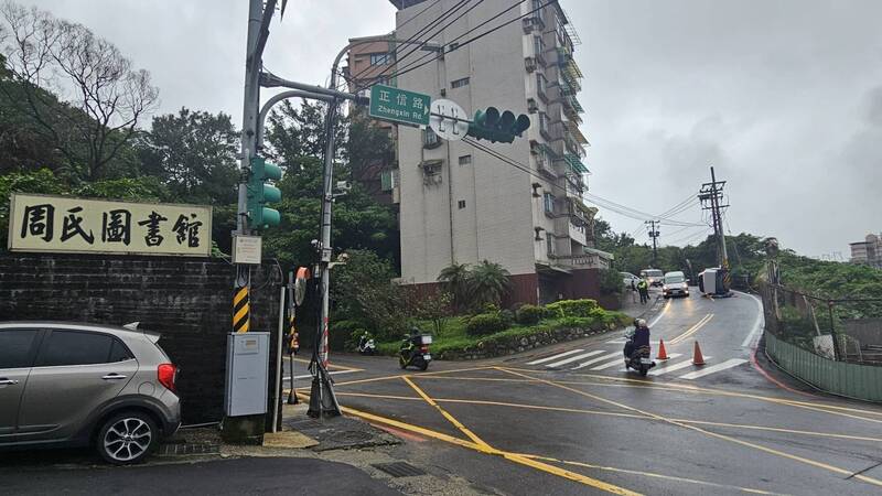 陈女在上坡转弯处擦撞护栏侧翻。(记者吴升儒翻摄) 陈女在上坡转弯处擦撞护栏侧翻。(记者吴升儒翻摄)