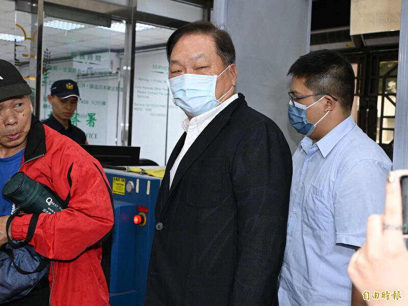 东森集团总裁王令麟移送北检复讯。(记者陈逸宽摄) 东森集团总裁王令麟移送北检复讯。(记者陈逸宽摄)