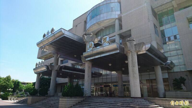 男子到汽修厂痛扁员工,还呛老板要放火烧工厂。图为苗栗地院。(资料照) 男子到汽修厂痛扁员工,还呛老板要放火烧工厂。图为苗栗地院。(资料照)