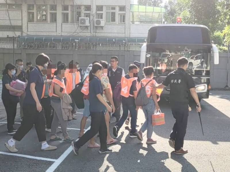 嘉义县专勤队联手友军单位一举查获51名非法打工外籍人士。(嘉义县专勤队提供) 嘉义县专勤队联手友军单位一举查获51名非法打工外籍人士。(嘉义县专勤队提供)