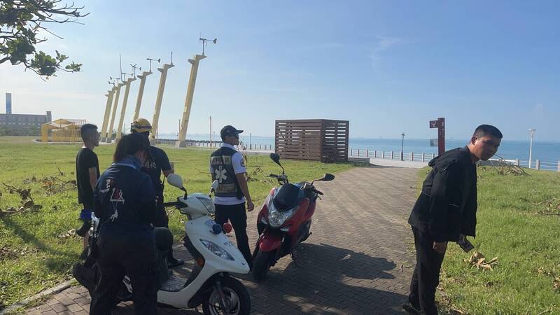 高雄1名老翁昨日疑似在旗津风车公园一带失踪,警消及岸巡人员今日持续在附近搜索。(民众提供) 高雄1名老翁昨日疑似在旗津风车公园一带失踪,警消及岸巡人员今日持续在附近搜索。(民众提供)