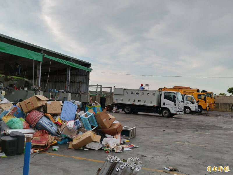 彰化县福兴乡清洁队传出男队员在收运垃圾还被摸屁股事件,乡长蒋烟灯得知后表示「支持提告」。(资料照,记者刘晓欣摄) 彰化县福兴乡清洁队传出男队员在收运垃圾还被摸屁股事件,乡长蒋烟灯得知后表示「支持提告」。(资料照,记者刘晓欣摄)