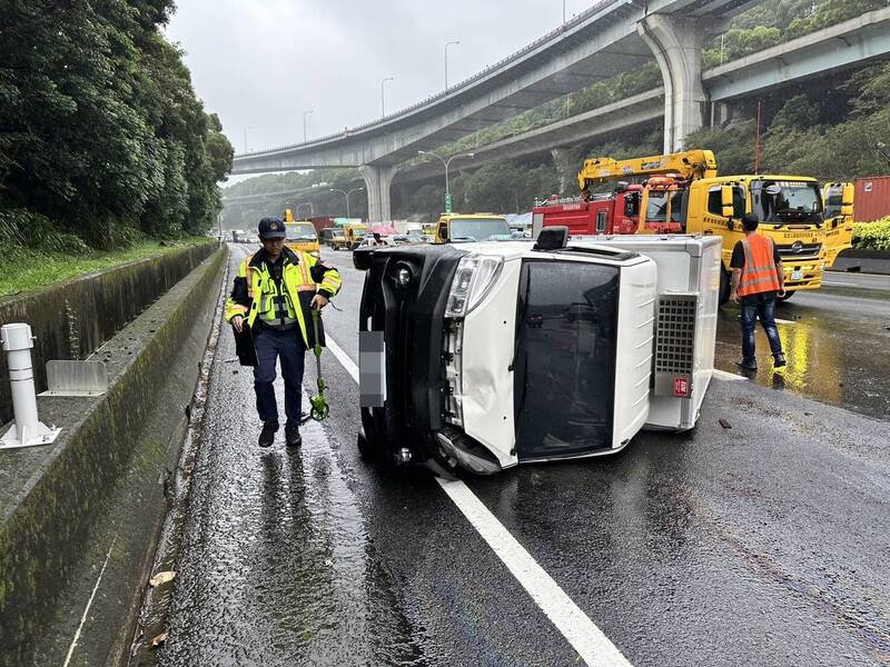 国道1号北上39.7公里林口路段,今中午12时许发生8车连撞车祸,(记者徐圣伦翻摄) 国道1号北上39.7公里林口路段,今中午12时许发生8车连撞车祸,(记者徐圣伦翻摄)